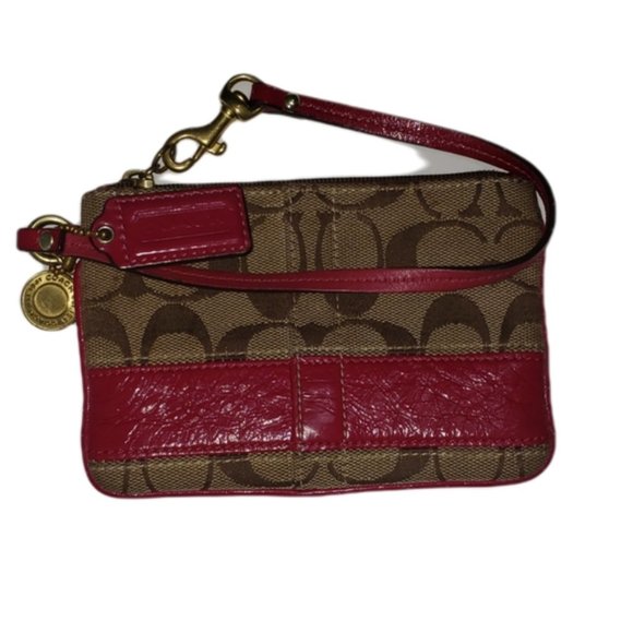 Coach Handbags - 💥5/$25 Coach wristlet